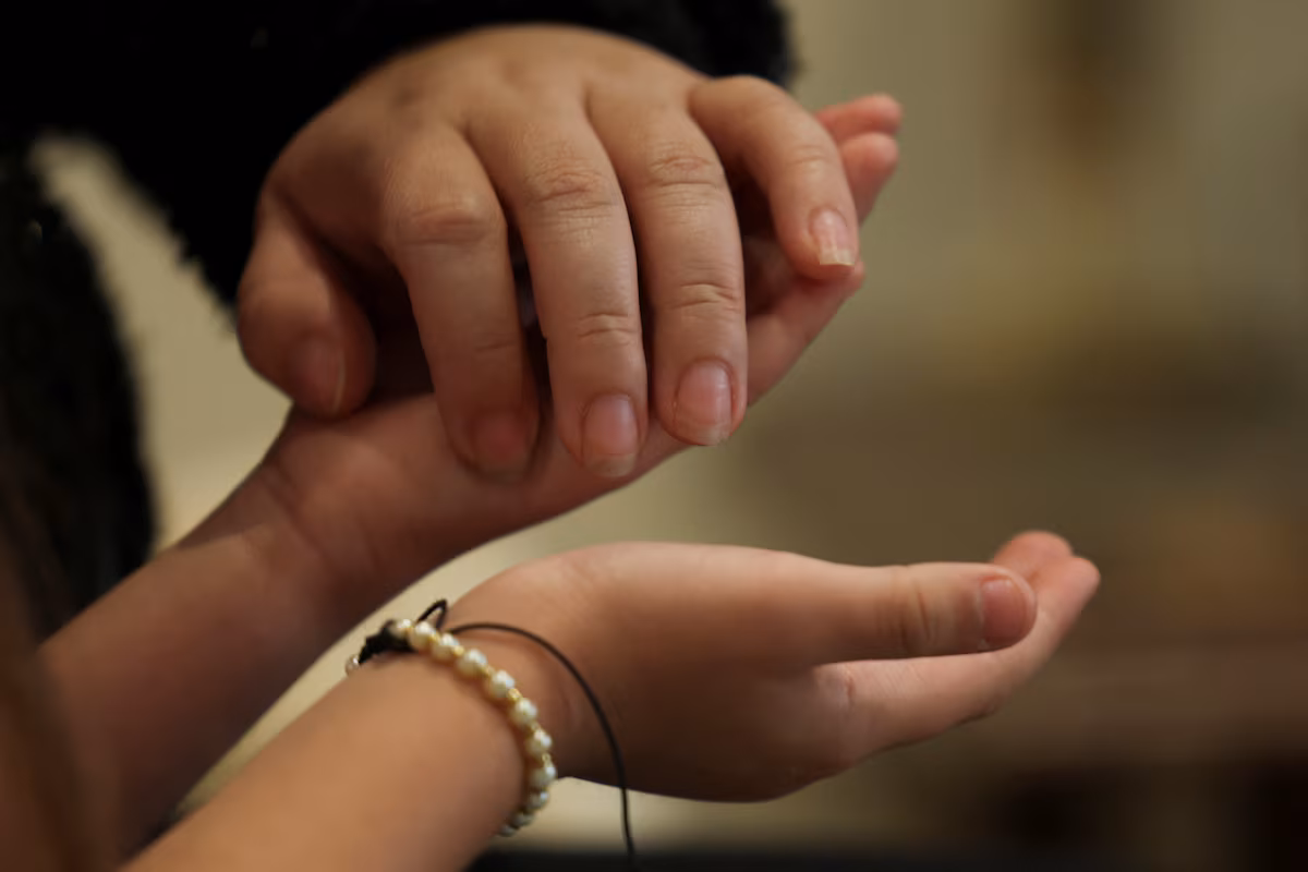 L’ICE menace de séparer les familles et de les placer en détention indéfinie pour satisfaire l’objectif de Trump en matière d’expulsion (AP)