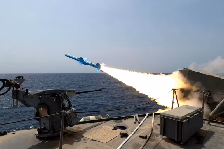 L’Iran tire des missiles balistiques et de croisière lors d’exercices militaires dans le Golfe (AP)