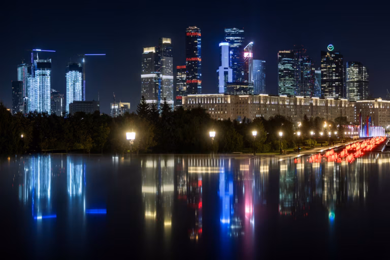 L’UE vise à s’entendre d’ici vendredi sur un gel à long terme des avoirs de la banque centrale russe (AP)