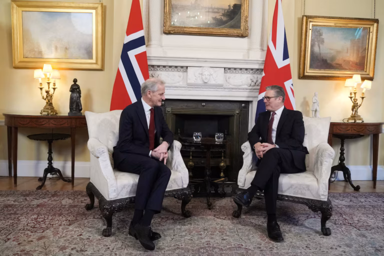 La Norvège commande deux sous-marins supplémentaires et investit dans des missiles à longue portée (AP)