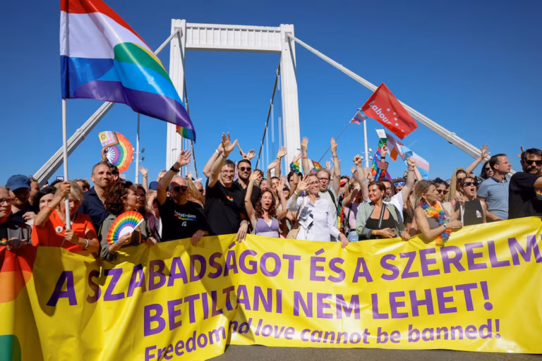 La police hongroise envisage de poursuivre le maire de Budapest après l’interdiction de la marche des fiertés (AP)