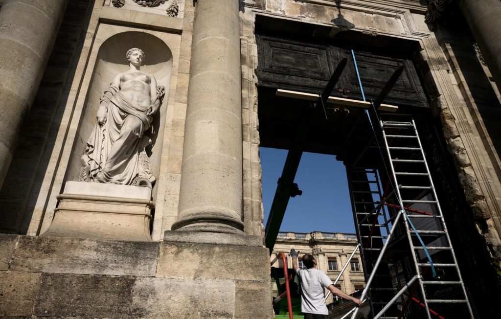 La porte incendiée de la mairie de Bordeaux renaît après deux ans et demi de travaux
