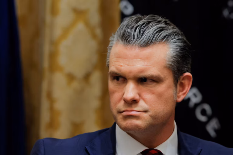 Le Pentagone met en cause Hegseth pour l’usage de Signal dans la préparation de frappes au Yémen (AP)