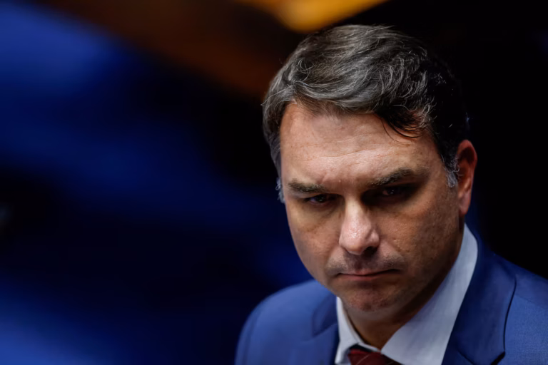 Le fils sénateur de Bolsonaro met en avant le soutien de son père pour sa candidature à la présidentielle de 2026 (AP)