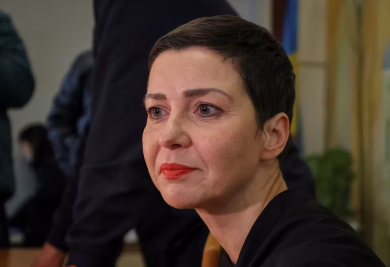 Les figures de l’opposition biélorusse récemment libérées reportent leur retour public pour raisons de santé (AP)