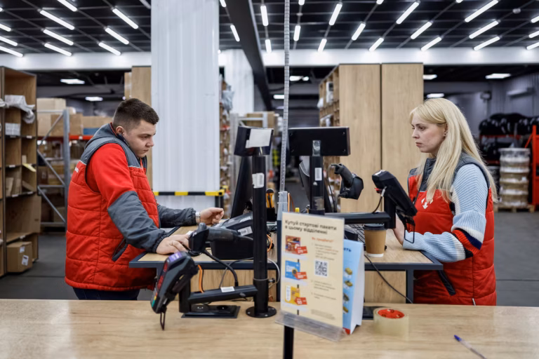 Livrer sous le feu ennemi - comment Nova Post est devenue une réussite ukrainienne en temps de guerre (AP)