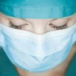 Virus hivernaux : le masque fait son retour dans les hôpitaux face à une tension sanitaire diffuse