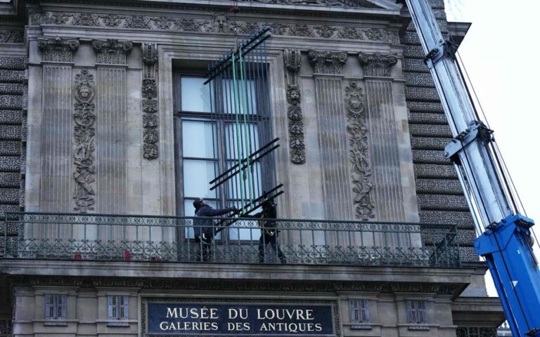 Sécurité renforcée au Louvre : une grille installée sur la galerie d’Apollon après le braquage