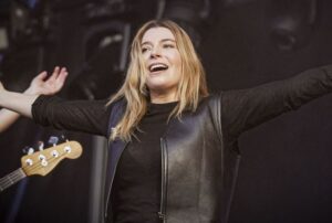 Santa signe l’hymne des Enfoirés 2026, après une année marquée par l’engagement