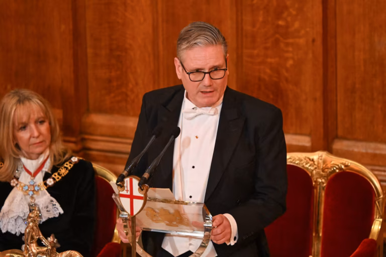 Starmer met en garde contre la menace sécuritaire chinoise tout en défendant un rapprochement commercial avec Pékin (AP)