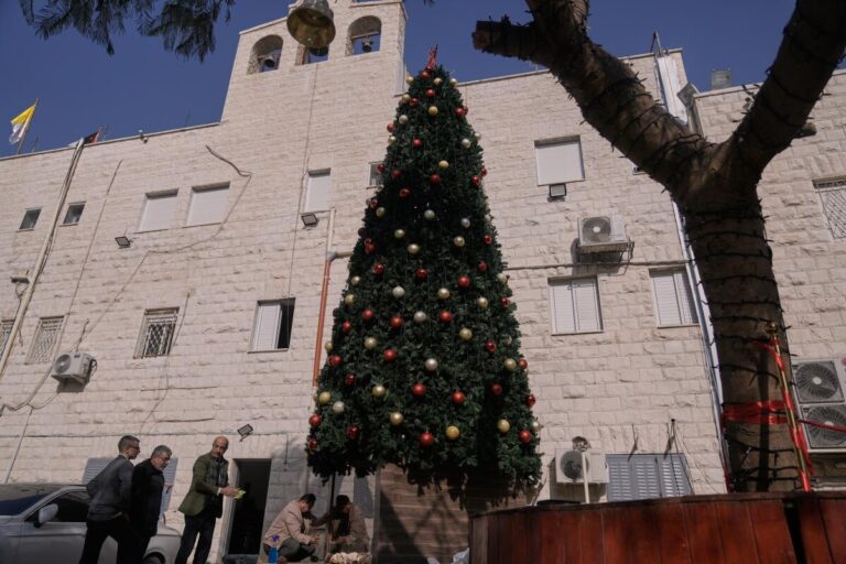 Trois Palestiniens arrêtés après l’incendie d’un sapin de Noël dans une église catholique en Cisjordanie