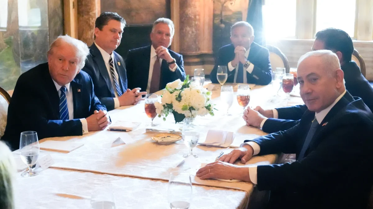 Trump menace l’Iran de nouvelles frappes et somme le Hamas de désarmer après sa rencontre avec Netanyahu