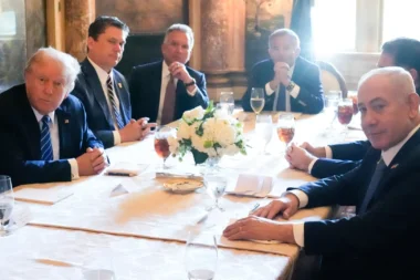 Trump menace l’Iran de nouvelles frappes et somme le Hamas de désarmer après sa rencontre avec Netanyahu