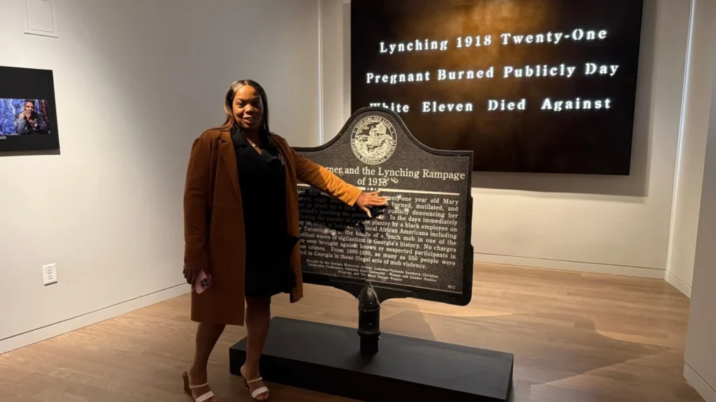 Un panneau criblé de balles rappelant un lynchage de 1918 exposé à Atlanta (AP)