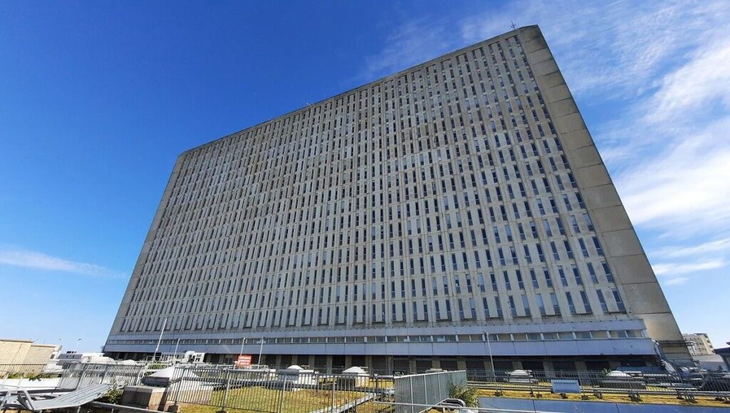 La tour du CHU de Caen va disparaître… mais comment faire tomber un monstre pareil ?