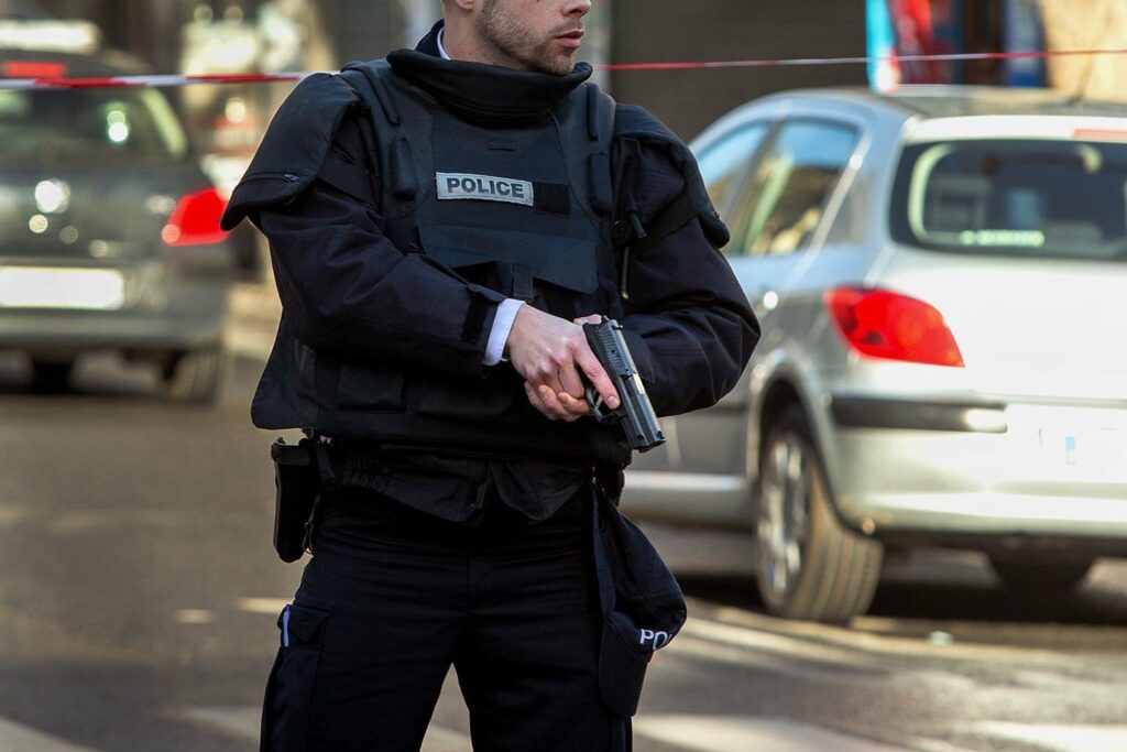 Grenoble : un homme placé en hôpital psychiatrique après avoir menacé le personnel d’une auto-école et avoir été blessé par les forces de l’ordre