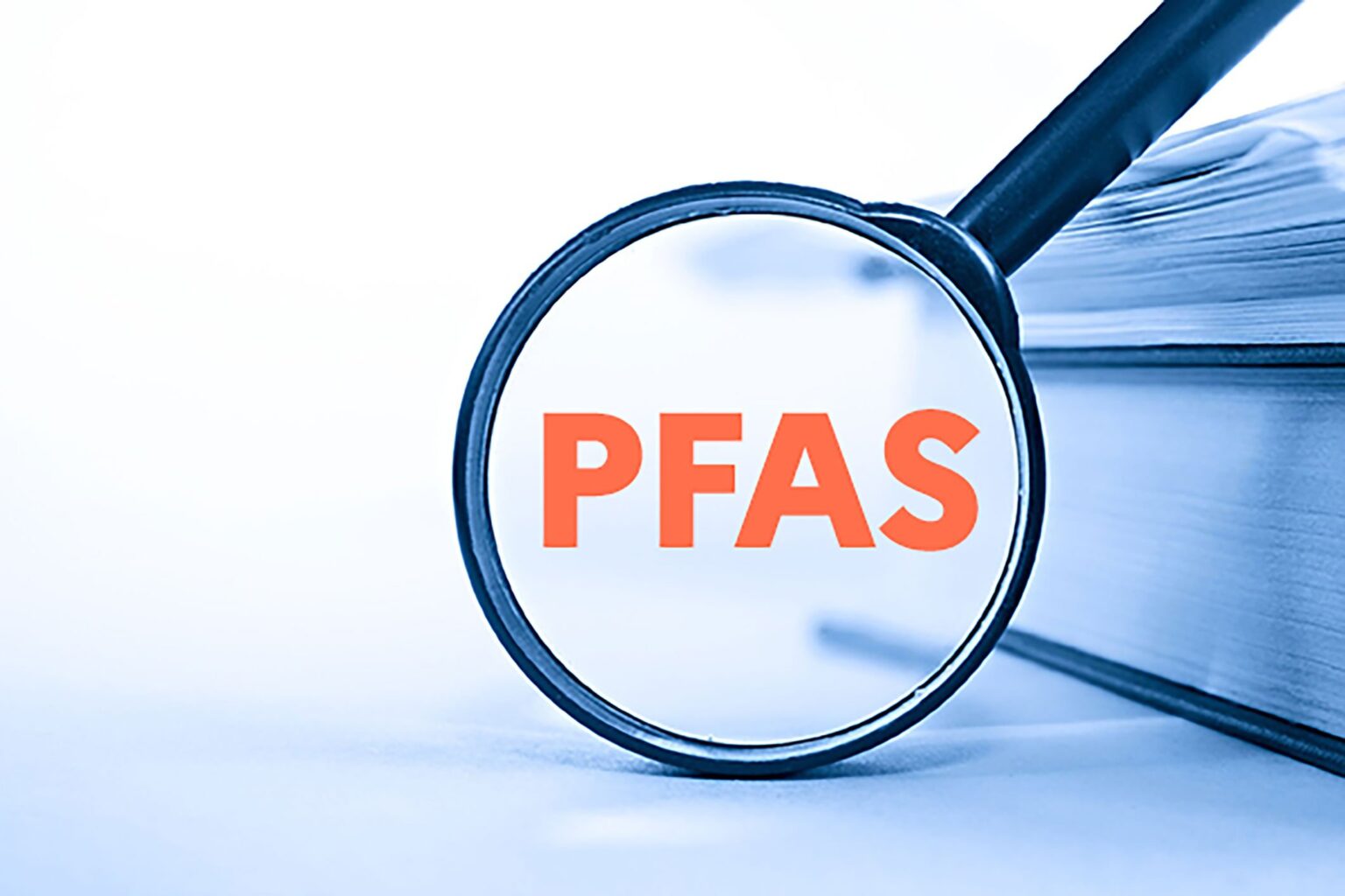 Une lumière contre les polluants éternels : la piste prometteuse d’un matériau sans métal