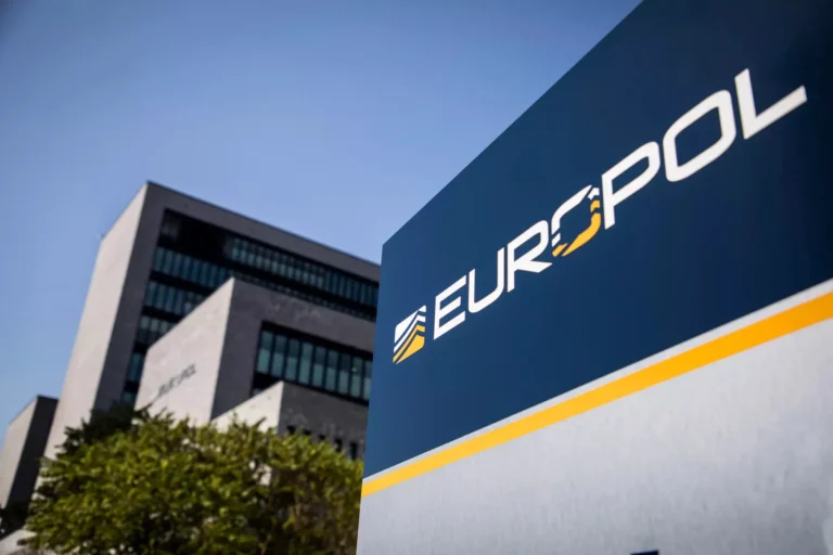 Recrutement de mineurs par des gangs criminels : Europol annonce près de deux cents arrestations en six mois