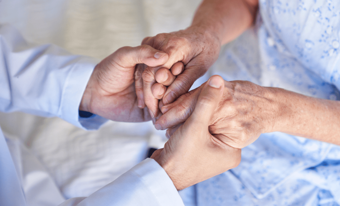 Fin de vie : les Français préfèrent les soins palliatifs et redoutent la pente glissante de l’aide à mourir