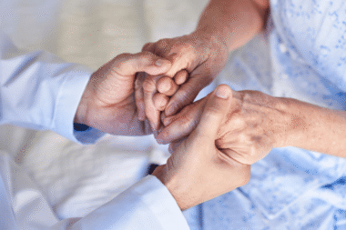 Fin de vie : les Français préfèrent les soins palliatifs et redoutent la pente glissante de l’aide à mourir