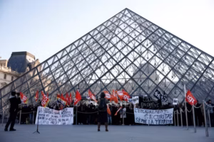 Grève reconduite au Louvre : l’établissement tente une réouverture partielle malgré la mobilisation