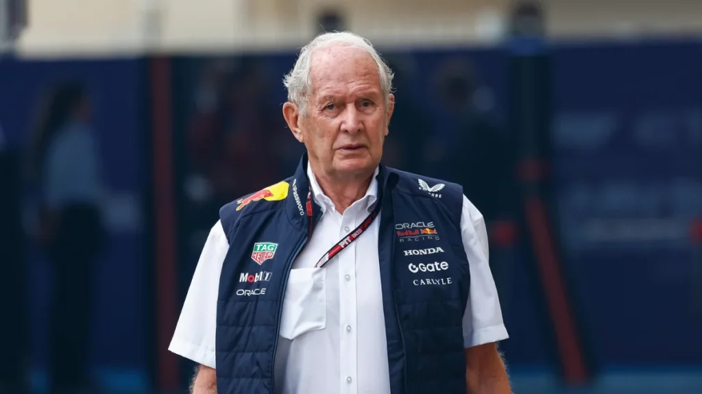 Helmut Marko quittera Red Bull dès la fin de l’année Une page majeure de la Formule 1 est en train de se refermer. À 82 ans, Helmut Marko, conseiller historique de Red Bull et architecte de la filière qui a façonné Max Verstappen, devrait quitter l’écurie à la fin de cette saison. Selon plusieurs médias néerlandais, dont De Telegraaf, une réunion tenue lundi soir avec la direction du groupe aurait acté son départ, bien qu’il disposait encore d’un contrat courant jusqu’en 2026. Dès dimanche, après le sacre de Lando Norris à Abu Dhabi, Marko s’était d’ailleurs montré très évasif sur son avenir. Une retraite qui bouleverse l’organigramme, mais pas Verstappen Le départ d’Helmut Marko s’inscrit dans une période de profonde recomposition pour Red Bull, cinq mois après celui de Christian Horner. Figure centrale de la filière talent maison, Marko laisse derrière lui une longue liste de pilotes repérés et propulsés, du triple champion du monde Max Verstappen jusqu’à la nouvelle sensation Isack Hadjar. Sa retraite symbolise la fin d’une ère pour une écurie qu’il a façonnée en coulisses aussi sûrement qu’Adrian Newey l’a façonnée en piste. Verstappen restera jusqu’en 2028 Malgré leur lien étroit, le départ du mentor ne devrait en rien remettre en cause l’avenir de Max Verstappen chez Red Bull. Le Néerlandais, battu de deux points par Lando Norris cette saison, demeure lié contractuellement à l’écurie jusqu’en 2028 et rien n’indique une volonté de départ. Pour Red Bull, c’est désormais un nouveau chapitre à écrire, sans l’homme qui, depuis vingt ans, murmurait à l’oreille des champions.