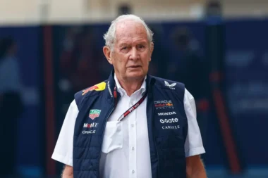 Helmut Marko quittera Red Bull dès la fin de l’année Une page majeure de la Formule 1 est en train de se refermer. À 82 ans, Helmut Marko, conseiller historique de Red Bull et architecte de la filière qui a façonné Max Verstappen, devrait quitter l’écurie à la fin de cette saison. Selon plusieurs médias néerlandais, dont De Telegraaf, une réunion tenue lundi soir avec la direction du groupe aurait acté son départ, bien qu’il disposait encore d’un contrat courant jusqu’en 2026. Dès dimanche, après le sacre de Lando Norris à Abu Dhabi, Marko s’était d’ailleurs montré très évasif sur son avenir. Une retraite qui bouleverse l’organigramme, mais pas Verstappen Le départ d’Helmut Marko s’inscrit dans une période de profonde recomposition pour Red Bull, cinq mois après celui de Christian Horner. Figure centrale de la filière talent maison, Marko laisse derrière lui une longue liste de pilotes repérés et propulsés, du triple champion du monde Max Verstappen jusqu’à la nouvelle sensation Isack Hadjar. Sa retraite symbolise la fin d’une ère pour une écurie qu’il a façonnée en coulisses aussi sûrement qu’Adrian Newey l’a façonnée en piste. Verstappen restera jusqu’en 2028 Malgré leur lien étroit, le départ du mentor ne devrait en rien remettre en cause l’avenir de Max Verstappen chez Red Bull. Le Néerlandais, battu de deux points par Lando Norris cette saison, demeure lié contractuellement à l’écurie jusqu’en 2028 et rien n’indique une volonté de départ. Pour Red Bull, c’est désormais un nouveau chapitre à écrire, sans l’homme qui, depuis vingt ans, murmurait à l’oreille des champions.