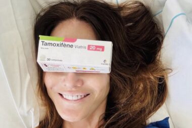 Carla Bruni annonce l’arrêt de son traitement hormonal après cinq ans de lutte contre un cancer du sein