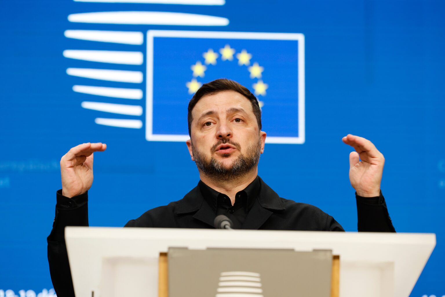 Zelensky doit rencontrer Trump ce dimanche pour mettre fin à la guerre. Le président ukrainien dénonce la «barbarie» de Moscou, qui bombarde Kiev. (AP)