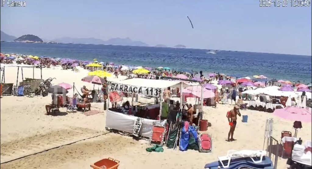 Un pilote meurt dans le crash d’un avion publicitaire au large de la plage de Copacabana, au Brésil. (AP)