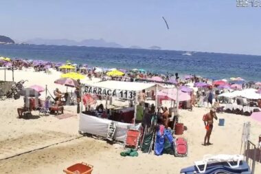 VIDÉO - Un pilote meurt dans le crash d’un avion publicitaire au large de la plage de Copacabana, au Brésil