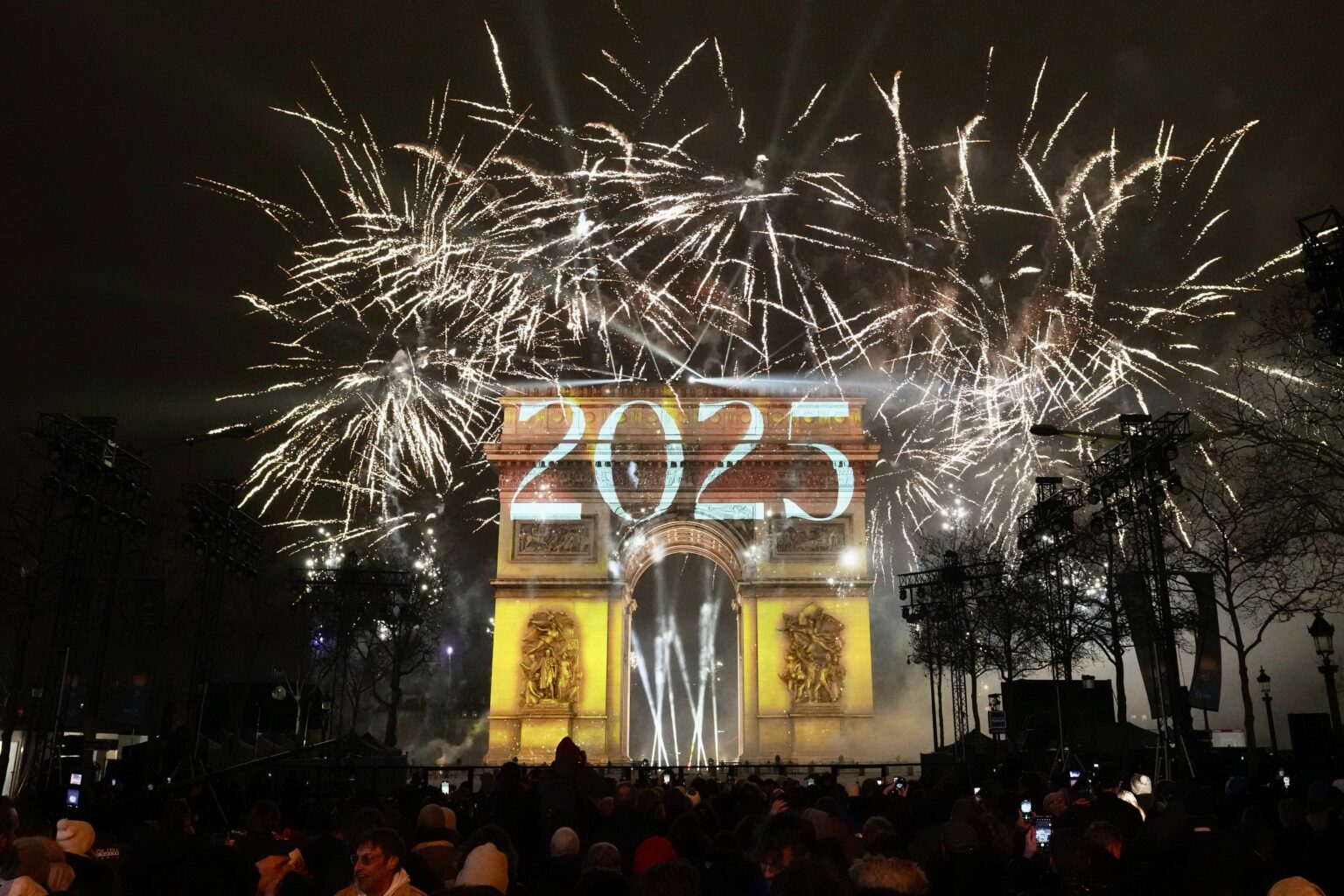 Nouveau couac à Paris : le concert du Nouvel An sur les Champs-Élysées annulé pour raisons de sécurité. (AP)