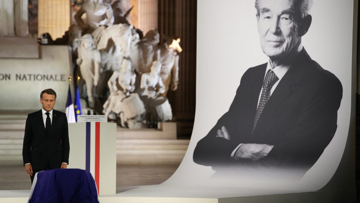 Un an de prison avec sursis pour l’étudiant qui avait profané la tombe de Robert Badinter. (AP)