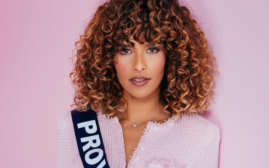 Vexée de ne pas être dans le Top 12, Miss Provence traite les autres Miss de «grosses p*tes», puis s’excuse. (Miss France)