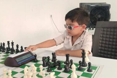Dingue ! Un enfant de seulement 3 ans entre dans le classement de la Fédération internationale des échecs