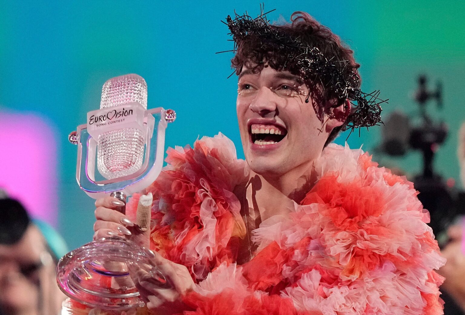 Nemo, vainqueur de l’Eurovision, rend son trophée pour protester contre la participation d’Israël. (AP)