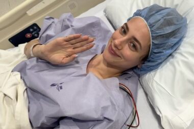 Lilie Reinhardt, star de Riverdale, raconte son combat contre l’endométriose