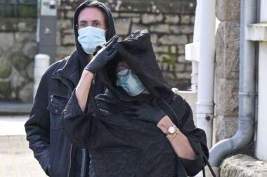 Céline Mahuteau, l’une des victimes de Joël Le Scouarnec, vient de déposer plainte contre Marie-France Le Scouarnec pour « complicité par abstention aggravée ». Cette démarche, engagée le 6 décembre, intervient quelques mois après la condamnation de l’ancien chirurgien à vingt ans de réclusion pour viols et agressions sexuelles commis pendant vingt-cinq ans dans plusieurs cliniques. Violée à l’âge de sept ans, en 1991, à la clinique de Loches, Céline Mahuteau affirme aujourd’hui que l’épouse du praticien aurait joué un rôle moral dans la capacité de son mari à poursuivre ses crimes. Une épouse qui aurait « su » et n’aurait rien fait Selon la plainte, Marie-France Le Scouarnec aurait eu connaissance des penchants pédophiles de son mari dès le milieu des années 1980. La victime assure que l’épouse du chirurgien le laissait partir travailler chaque matin « en toute connaissance de cause », alors qu’il exerçait en pédiatrie et était donc en contact permanent avec des enfants. Elle évoque également des témoignages familiaux laissant entendre que la septuagénaire savait que son mari s’intéressait à une petite-nièce mineure, et qu’elle invitait régulièrement des enfants chez eux, malgré la présence au domicile de poupées sexuelles et de carnets dans lesquels l’homme consignait ses fantasmes. La plainte, nourrie de déclarations jugées contradictoires de l’ex-femme du chirurgien, la décrit comme une « caution morale » ayant permis à Joël Le Scouarnec d’agir en toute impunité. Au procès, Marie-France Le Scouarnec avait pourtant nié ferme : « Je n’ai jamais eu de doutes », déclarait-elle. Depuis juillet, une information judiciaire pour « non-empêchement de crimes ou délits contre l’intégrité des personnes » est ouverte à Lorient. L’enquête devra désormais déterminer si l’inaction de l’ex-épouse relève d’une simple cécité ou d’une responsabilité pénale plus lourde.