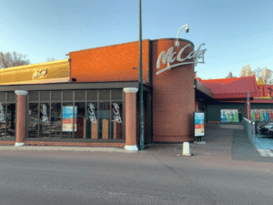 Taverny : attaque sauvage dans un McDonald's, un jeune frappé à la tête à coups de machette