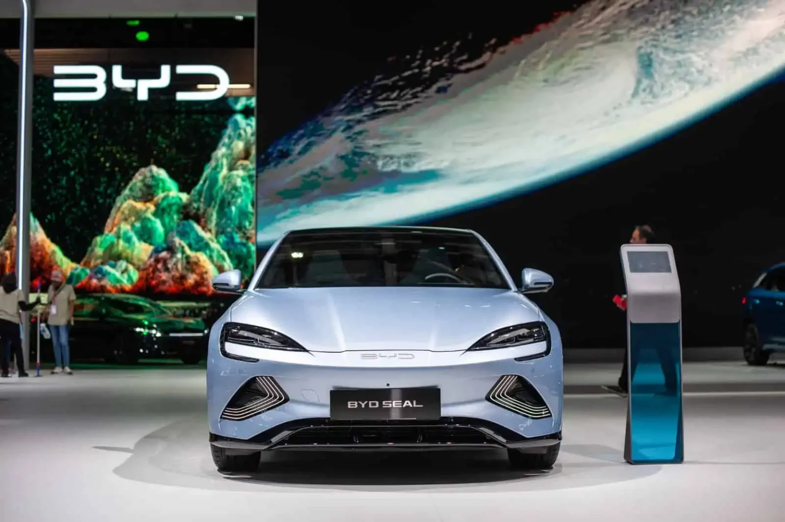 Voiture électrique : BYD s’apprête à prendre la tête du marché mondial face à Tesla