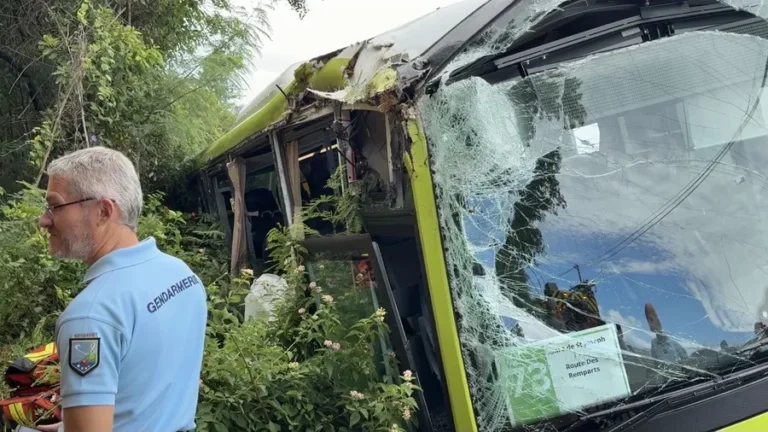 La Réunion : un bus termine sa course contre une falaise, plusieurs personnes secourues