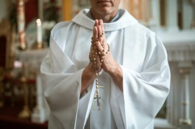 Bretagne : un prêtre mis en examen pour viol sur mineur en 2022 bénéficie d’un non-lieu