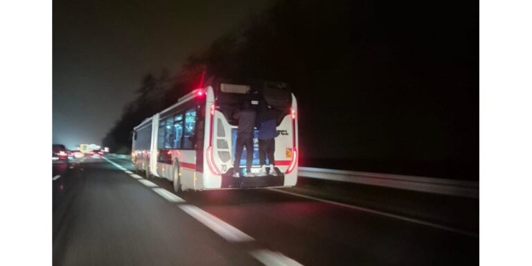 Lyon : deux individus s’agrippent à un bus roulant à 70 km/h