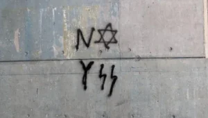 Havre : un homme cagoulé tague des slogans antisémites… des étudiants le font fuir en pleine journée