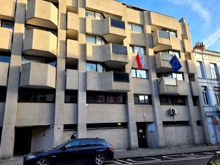 Des inscriptions politiques et de la peinture rouge découvertes sur le consulat polonais en Belgique