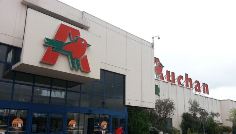 La justice administrative bloque le plan de restructuration d’Auchan