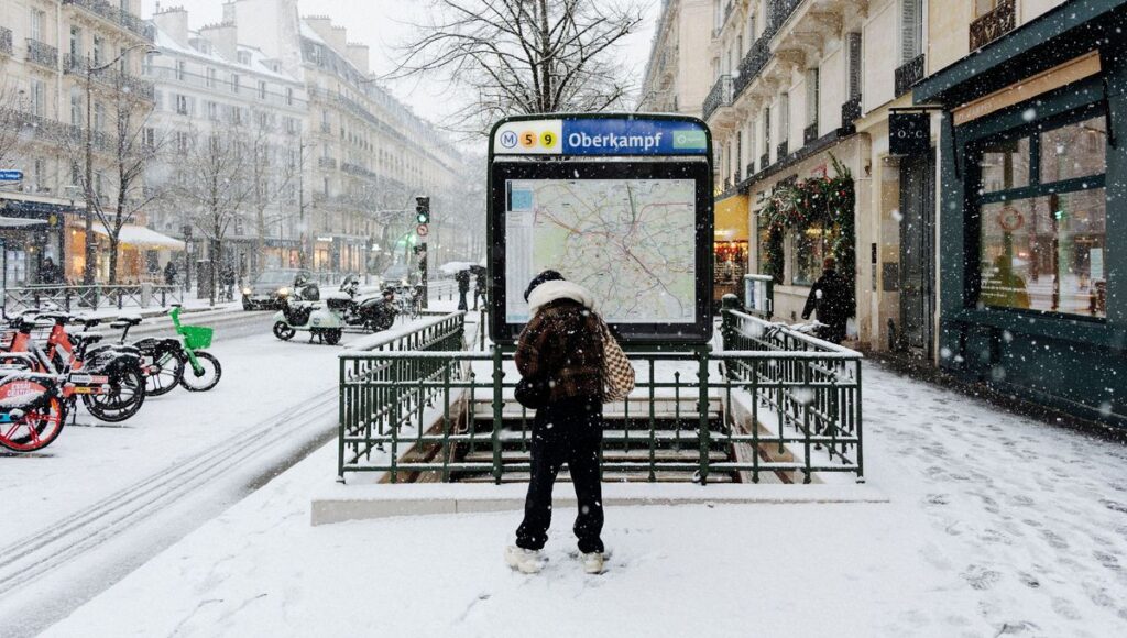 Neige au travail : absence justifiée ou salaire amputé ?