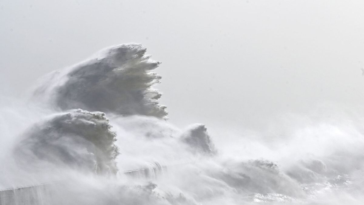 Fortes pluies au sud-est, coup de vent et vagues géantes en Bretagne