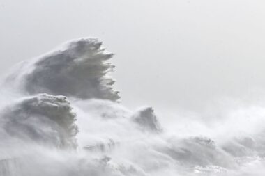 Fortes pluies au sud-est, coup de vent et vagues géantes en Bretagne