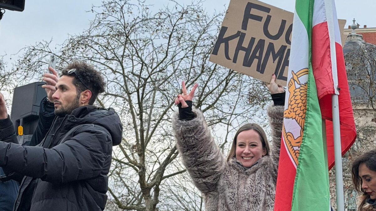Ovations pour Alice Cordier lors de la manifestation parisienne contre le régime iranien